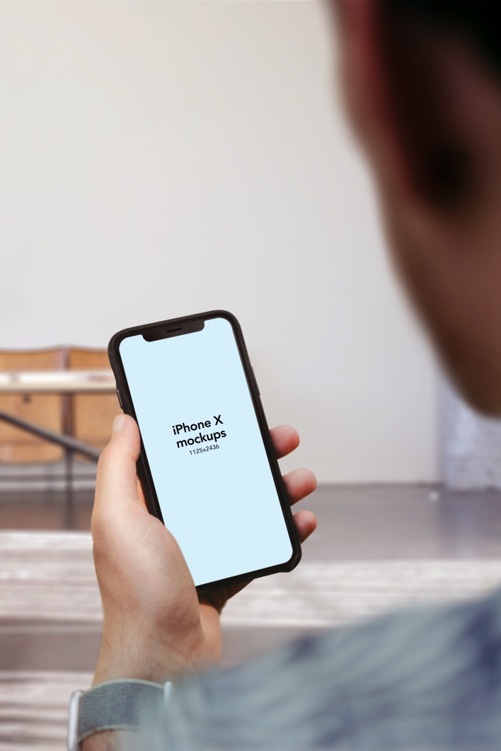 高品质手持手机女士场景iPhone APP UI样机 第102期