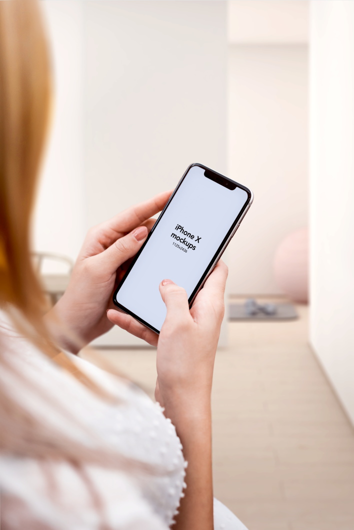 高品质手持手机女士场景iPhone APP UI样机 第102期